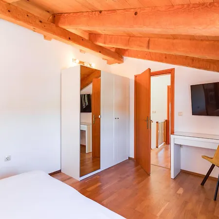 Villa Dora - Family House With Saltwater Pool In Gostinjac, Krk Island