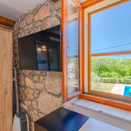 Villa Dora - Family House With Saltwater Pool In Gostinjac, Krk Island *