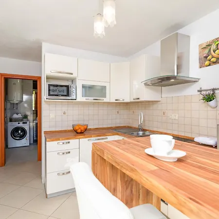 Dora - Family House With Saltwater Pool In Gostinjac, Krk Island